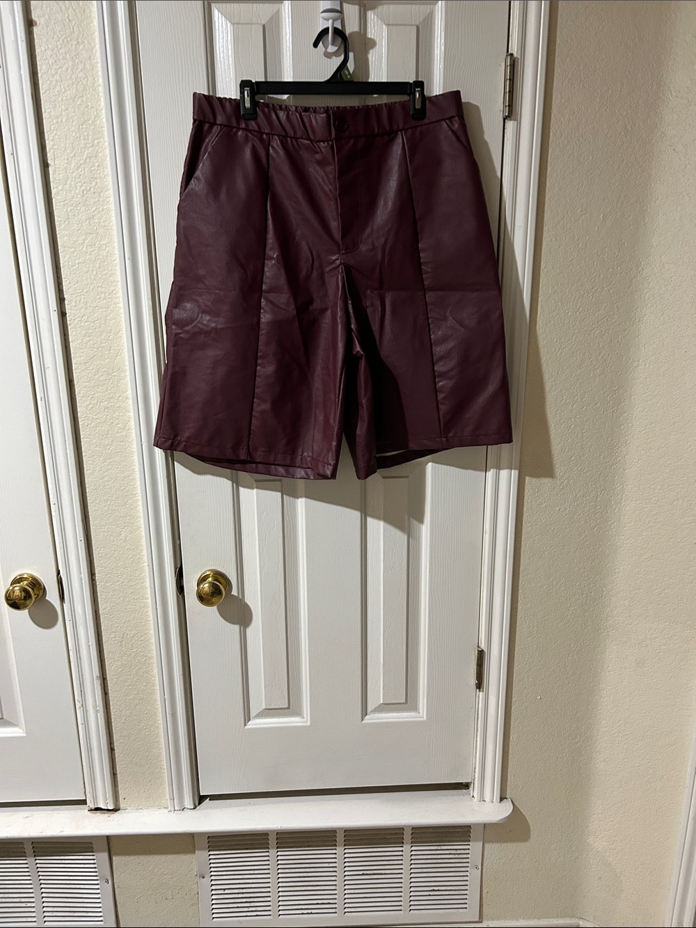 Women shorts in faux burgundy